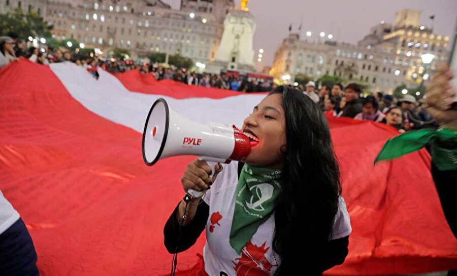 Peru

                                    
                                    Son iki yıldır hükümet krizi yaşanan Peru’da krizin sokağa taşması 2019 sonbaharına denk geldi. Devlet Başkanı Martin Vizcarra’nın Kongre’yi, Kongre’nin de Devlet Başkanı’nı görevden alması üzerine ülke kendisini bir anda büyük bir krizin ortasında buldu. 


Kongre’de çoğunluğu elinde bulunduran Halk Gücü’nün lideri Pedro Olaechea da kendisini devlet başkanı ilan edince işler iyice karıştı. 30 Eylül’den itibaren Vizcarra’yı destekleyenlerle Olaechea’yı destekleyenler aynı anda sokağa çıkarken, siyasi kaosa son verilmesini ve yolsuzluk karşıtı reformlar yapılmasını isteyen üçüncü bir kesim de Kongre binası önünde gösteriler düzenlemeye başladı. Protestolar şimdiye dek barışçı çizgide devam ediyor ama henüz kriz aşılmış değil. 
                                
                                
