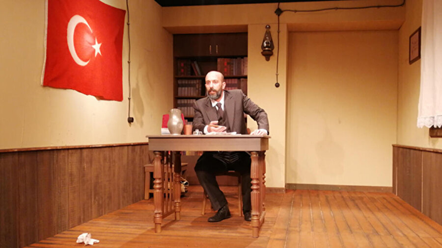 Mehmet Akif Ersoy'un hayatı tiyatroda sergilenmeye başladı.