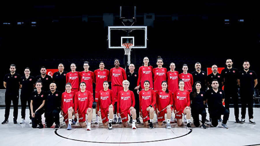 A Milli Kadın Basketbol Takımı Sırbistan ile karşılaşacak
FIBA 2021 Avrupa Kadınlar Basketbol Şampiyonası Elemeleri'nde Sırbistan ve Litvanya ile karşılaşacak olan A Milli Takım, medya gününde basın mensuplarıyla bir araya geldi. Sinan Erdem Spor Salonu'nda düzenlenen etkinliğe Milli Takımlar Direktörü Haluk Yıldırım, A Milli Kadın Basketbol Takımı Menajeri Yasemin Horasan, A Milli Takım Başantrenörü Ceyhun Yıldızoğlu ile milli basketbolcular katıldı.