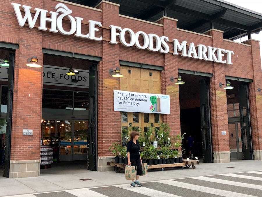 Amazon, Ağustos 2017'de Whole Foods'u 13.7 milyar dolara satın aldı. 

                                    
                                    
                                
                                