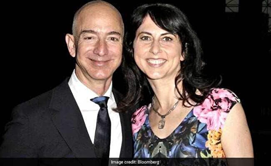 Bezos, boşanma anlaşmasının bir parçası olarak Temmuz ayında Amazon hisselerinin dörtte birini eski karısına devrederek onu dünyanın en zengin üçüncü kadını yaptı.

                                    
                                