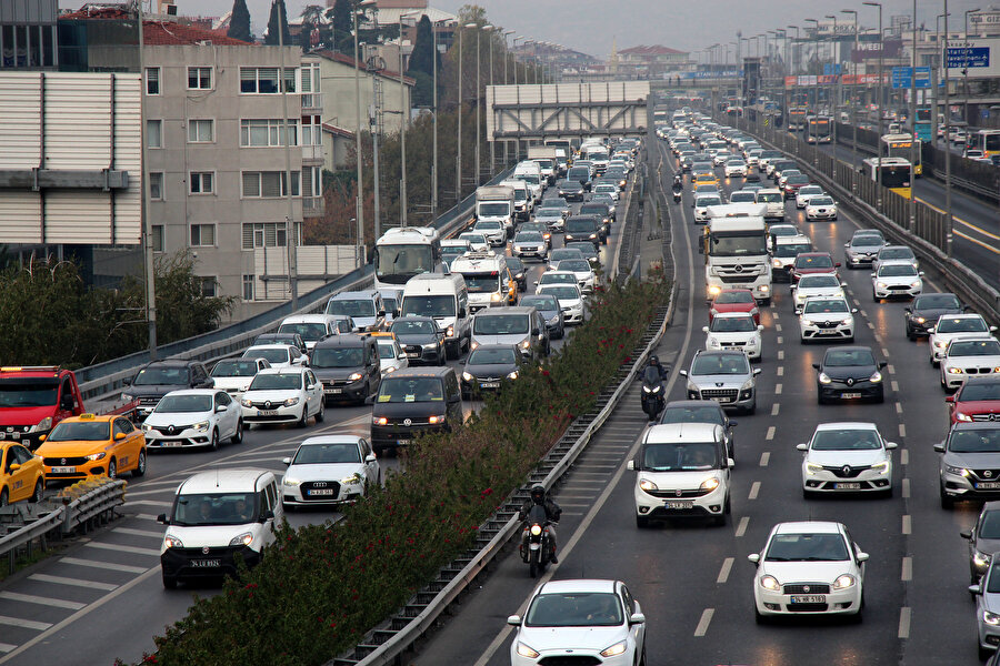 Ara tatilin bitmesiyle öğrenci servisleri İstanbul trafiğinde yoğunluğa neden oldu.