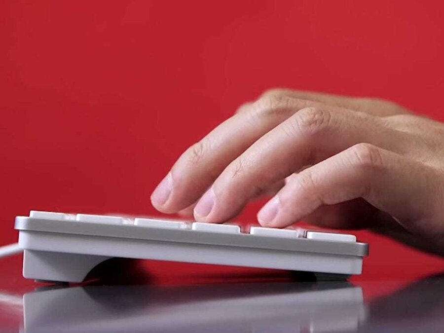 Popüler inanışın aksine, şifrelerde boşluk kullanmanın iyi olduğunu söyleyen Todt, Gogole ve Facebook gibi birçok büyük sitenin şifrede boşluk kullanmayı desteklediği belirtiyor.