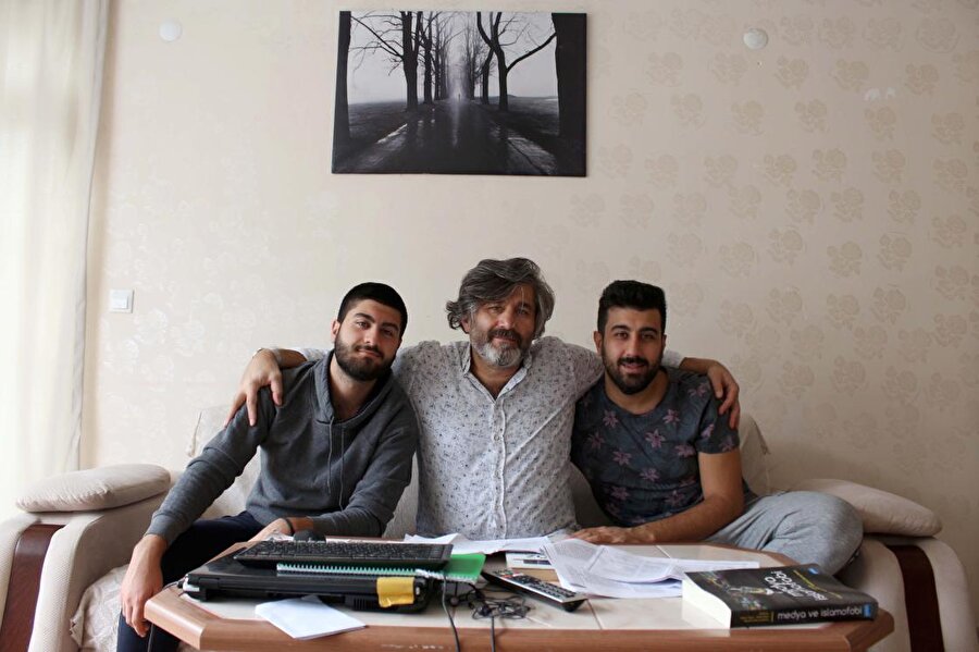 Akdeniz Üniversitesi İletişim Fakültesi öğrencisi olan emekli Veysel Düzcan 2 oğluyla birlikte okuyor.