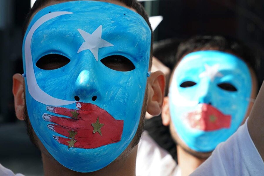 Çin'in baskıcı politikalarını protesto eden Müslüman Uygurlar. 