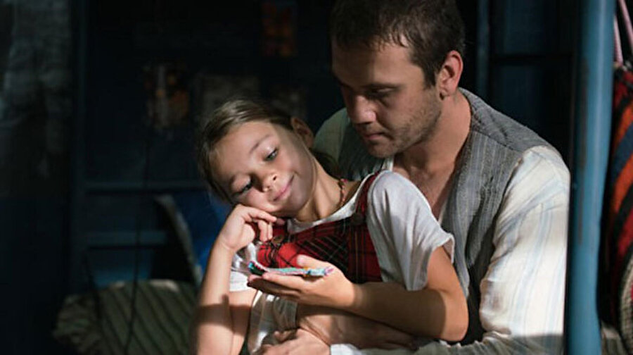 7. Koğuştaki Mucize filmden rekor: 8 haftada 5 milyondan fazla kişi izledi
Aras Bulut İynemli'nin başrol oynadığı 7. Koğuştaki Mucize filmi, vizyonda kaldığı 8 haftada 5 milyon 64 bin 317 kişi tarafından izlendi.Kubilay Tat'ın senaryosunu kaleme aldığı filmde, Aras Bulut İynemli, Nisa Sofiya Aksongur, Celile Toyon, İlker Aksum, Mesut Akusta, Deniz Baysal, Yurdaer Okur ve Sarp Akkaya'nın rol alıyor.