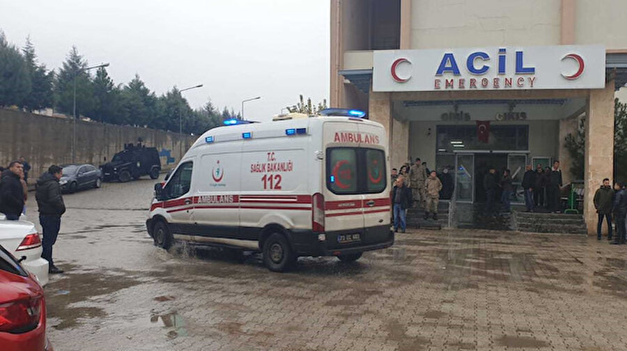 Şırnak'ta EYP infilak etti: 2 şehidimiz var, 7 askerimiz yaralı
PKK'lı teröristlerce tuzaklanan el yapımı patlayıcının infilak etmesi sonucu Şırnak'ın İdil ilçesinde 2 güvenlik görevlisi şehit oldu, 7 güvenlik görevlisi yaralandı. Şehitlerden birinin bomba imha uzmanı Astsubay Esma Çevik olduğu öğrenildi.