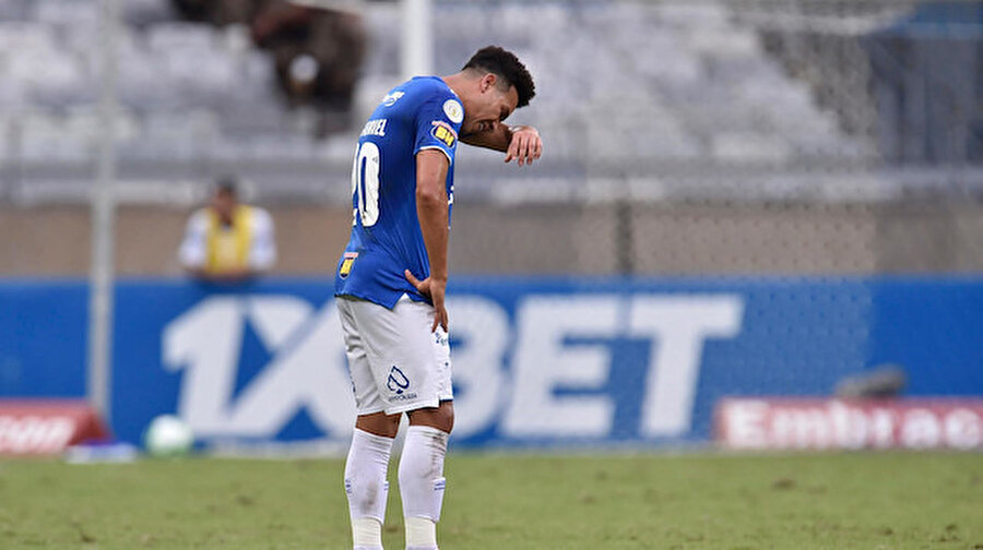 Alex’in eski takımı Cruzeiro tarihinde ilk kez küme düştü
Brezilya'nın köklü kulüplerinden Cruzeiro, 98 yıllık tarihinde ilk kez kÜme düşmenin üzüntüsünü yaşadı. Taraftarlar maçın tamamlanmasına izin vermedi ve maçın son dakikaları oynanamadı.