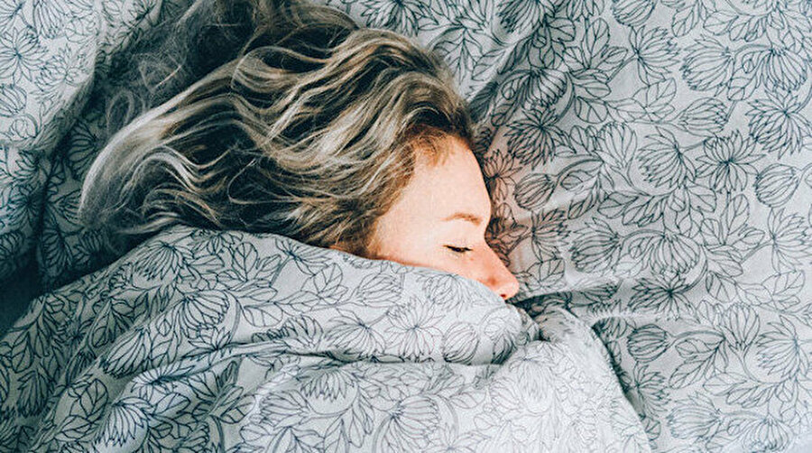 9 saatten fazla uyumak felç riskini artırabilir
Geceleri 9 saatten fazla uyumanın ve gün içinde 90 dakikadan fazla kestirmenin felç riskini artırabileceği ortaya çıktı.Sonuçları Neurology dergisinde yayımlanan araştırma çerçevesinde Çin'de yaşları ortalama 62 olan 31 bin 750 kişi incelendi.
