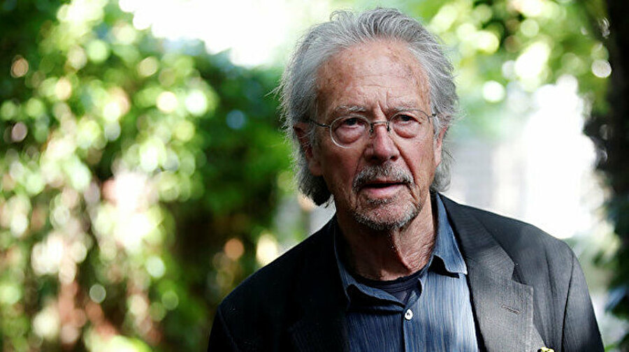 Bosna soykırımını inkar eden Peter Handke 'Kosova'da' istenmeyen kişi ilan edildi
Bosna soykırımını inkar eden Peter Handke'nın Nobel Edebiyat Ödülü'ne layık görülmesi tüm dünyada yankı buldu. Kosova Dışişleri Bakanı Behgjet Pacolli Handke ile ilgili açıklama yaparak, Avusturyalı yazar Peter Handke, Kosova’da İstenmeyen kişi ilan edildiğini duyurdu. Kosova Nobel törenini boykot eden ülkeler arasında da yer alıyor.