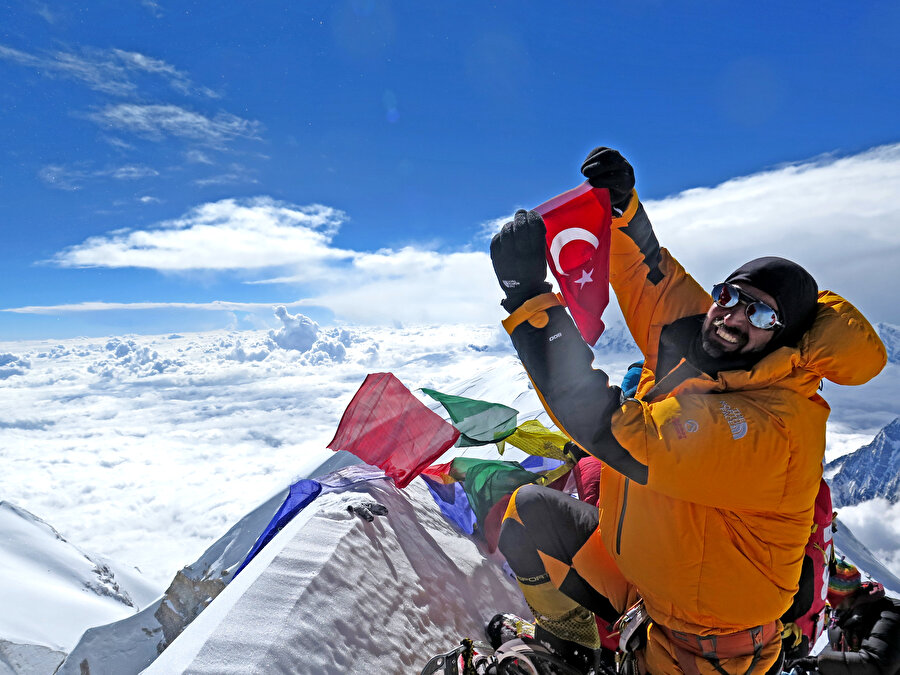 Adını Türk dağcılık tarihine yazdıran Milli Dağcı Tunç Fındık, 8091 metrelik Annapurna zirvesinde.