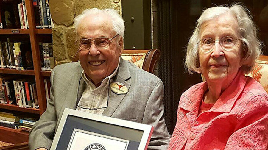 Dünyanın en uzun süre evli kalan çifti Guinness Rekorlar Kitabı'na girdi
105 yaşındaki Charlotte ve 106 yaşındaki John Henderson, 80 yıldır evli olmaları sebebiyle dünyanın en uzun süre evli kalan çifti özelliğini taşıyorlar. Henderson çifti hayattaki en yaşlı çift olarak Guinness Rekorlar Kitabı'na da girdi.