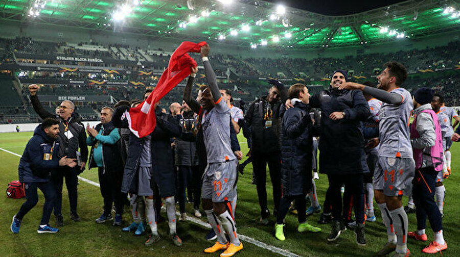Medipol Başakşehir'in Avrupa Ligi son 32 turundaki rakibi belli oldu
Medipol Başakşehir'in, UEFA Avrupa Ligi son 32 turunda rakibi Portekiz temsilcisi Sporting Lizbon oldu. Kura çekimi İsviçre'nin Nyon kentindeki UEFA Genel Merkezi'nde gerçekleşti.
