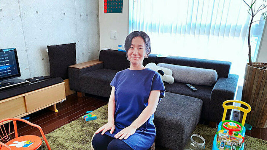 Çocuğu ağlamasın diye kendi maketini yaptırdı
Japonya'da yaşayan Fuki Sato isimli anne bir yaşındaki küçük oğlunun ağlamasına engel olmak için gerçek boyutlu karton maketlerini yaptırdı. Konuyla ilgili açıklama yapan Fuki’nin eşi,''Annesi ortadan kaybolduğu anda oğlumuz ağlamaya başlıyor, bu çok zor. Bu yüzden ben de önlem olarak gerçek boyutlu bir maket olsaydı ne olurdu diye düşündüm'' dedi.