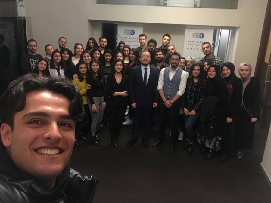 GZT ve Medipol Üniversitesi öğrencileri etkinliğin ardından hatıra fotoğrafı çektirdi.