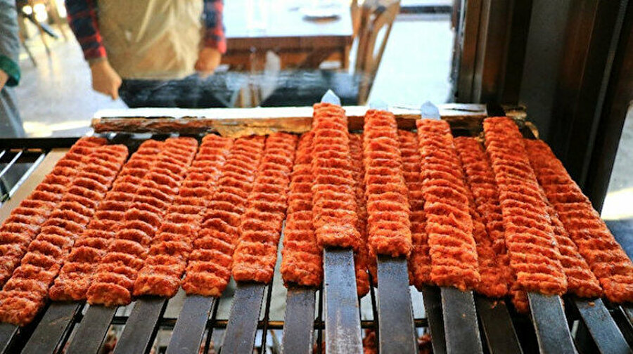Adana kebabındaki 'talaş hilesi' iddiasına yalanlama geldi
Adana kebabı satan bazı restoranlarla ilgili talaşı renklendirip sahte toz biber haline getirildiği ve kebaplarda kullanıldığı iddia edilmişti. Bunun üzerine Adana İl Tarım ve Orman Müdürlüğü ekipleri kebapçılara giderek etleri denetledi. Adana İl Tarım ve Orman Müdürlüğünden denetimle ilgili yapılan açıklamada,''Adana kebap veya herhangi bir et ürününe talaş karıştırılması, tüketim esnasında tüketiciler tarafından duyusal olarak bariz bir şekilde fark edilecek ve tüketilmesi mümkün olmayacaktır'' dedi.
