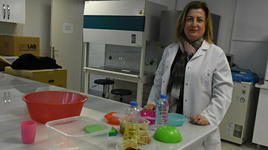 Aman dikkat: Plastik saklama kaplarının içerisinde kimyasallar bulunuyor
Evlerde gıdaları saklamak için kullanılan plastik saklama kaplarının, sağlıksız olduğu ortaya çıktı. Demokrasi Üniversitesi Sağlık Bilimleri Fakültesi Beslenme ve Diyetetik Bölüm Başkanı Prof. Dr. Reyhan İrkin konuyla ilgili açıklamalarda bulunarak,''Eğer ürünleri plastiklerde uzun süre depolarsak, bu kaplarda bulunan kimyasallar, ürüne geçiyor. Bu geçişleri kolaylaştıran ürünler var. Su şişesine sıvı yağ koyarsanız, o zaman kutudaki kimyasallar çözünüyor ve sağlığa zarar veriyor'' ifadelerini kullandı.