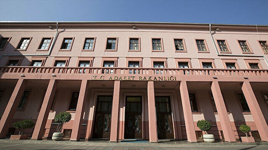 Kadına karşı şiddetin önlenmesine yönelik genelge yayınlandı
Adalet Bakanı Gül imzasıyla, kadına karşı şiddetin önlenmesine yönelik genelge yayınladı. Adalet Bakanı Gül imzalı, Ailenin Korunması ve Kadına Karşı Şiddetin Önlenmesine Dair Kanunun Uygulanması konulu genelge, Hakimler Savcılar Kurulu ve tüm başsavcılıklara gönderildi.