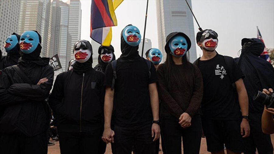 Hong Kong'da hükümet karşıtı göstericiler Uygur Türklerine destek için toplandı
Hong Kong'da hükümet karşıtı göstericiler, Çin hükümetinin, Uygur Türklerinin çoğunlukta olduğu Sincan Uygur Özerk Bölgesi'ne yönelik politikalarına tepki göstermek için toplandı. Hong Kong’un sıradaki Sincan Uygur Özerk Bölgesi olacağından endişe ettiklerini belirten göstericiler, Uygurlara destek çağrısı yaptı. Göstericiler maske takarak posterler taşıdı ve slogan attı.