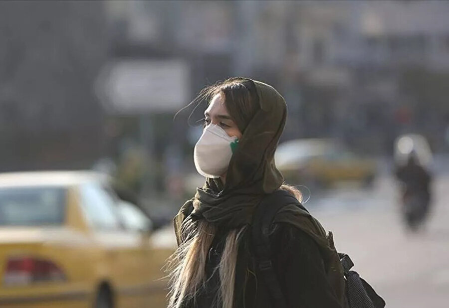 İran hava kirliliğiyle mücadele ediyor: Eğitime ara verildi
İran'da yaşanan ve hayatı olumsuz etkileyen hava kirliliği nedeniyle Tahran, Kerec, Arak, Tebriz, Kum, Urumiye ve İsfahan'da eğitime ara verildi. Hassas gruplar için tehlikeli düzeyde olduğu belirtilen kirlilikten korunmak için maske takan halk, hükümetten bu konuda radikal adımlar atmasını istiyor.