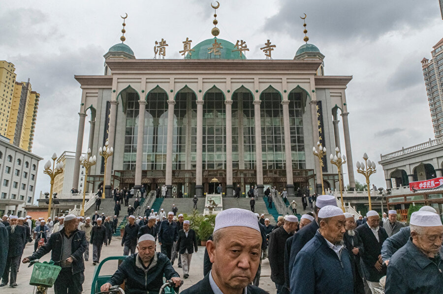 Çin'de yaşayan Müslüman azınlıklardan Huiler, camiden çıkarken görülüyor.