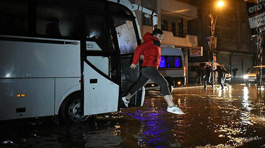 Adana'da 4 ilçede eğitime ara verildi
Adana'nın merkez Çukurova, Seyhan, Yüreğir ve Sarıçam ilçelerindeki tüm okullarda kentte etkili olan sağanak nedeniyle bugün eğitime ara verildi.