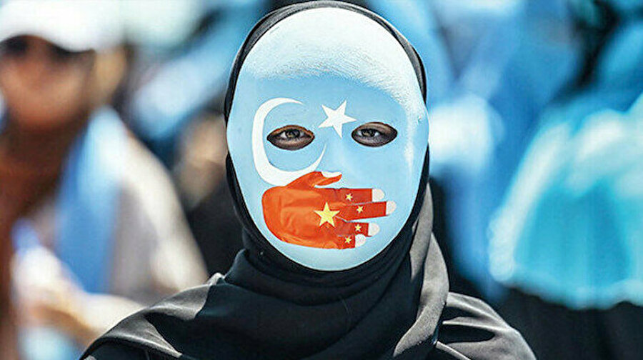 Malezya Uygur Türklerine yönelik insan hakları ihlallerini araştıracak
Malezya hükümeti, Çin'in Sincan Uygur Özerk Bölgesi'nde Uygur Türklerine yönelik uygulanan etnik ayrımcılık ve insan hakları ihlallerinin araştırılacağını açıkladı. Malezya Dışişleri Bakanı Seyfeddin Abdullah, "Malezya bu konuda ne Çin hükümetinden gelen raporları körü körüne onaylayacak ne de Çin'i açıkça eleştirecektir. Biz orada yaşananlara dair iddia edilen her şeyin doğruluğundan emin olmak istiyoruz" dedi.
