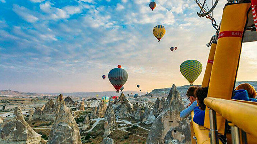 Türkiye bu yıl 43 milyon yabancı ziyaretçiyi ağırladı
Kültür ve Turizm Bakanlığından yapılan yazılı açıklamaya göre, Türkiye 2019'un 11 aylık döneminde 42 milyon 910 bin 408 yabancı ziyaretçi ağırladı. UNWTO'nun açıkladığı en son veri olan 2018'de ise Türkiye, dünya turizm gelirlerindeki sıralamada 15'inci oldu.