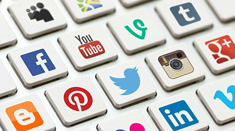 Türkiye'nin günlük sosyal medya kullanımı belli oldu
Anadolu Üniversitesi SODİGEM Bilim Kurulu sosyal medya kullanımına yönelik bir rapor yayınladı. Yayınlanan rapora göre, dünyada 3 milyar 480 milyon kişi aktif olarak sosyal medyayı, 4 milyar 380 milyon kişi de interneti kullanıyor. Türkiye'de ise 52 milyon aktif sosyal medya, 59 milyon 300 bin de internet kullanıcısı bulunuyor.