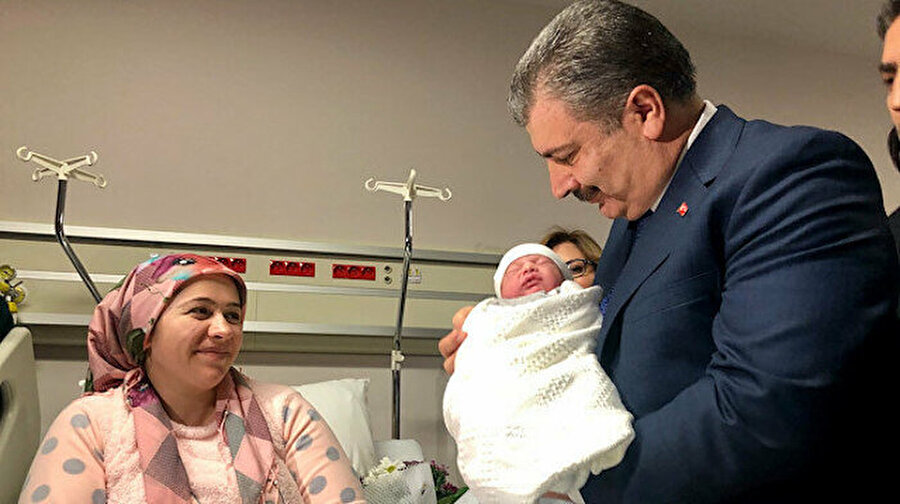 Bakan Koca’dan 2020'nin ilk bebeğine ziyaret: Doğum eylem planını devreye sokacağız
Ankara’da dünyaya gelen 2020'nin ilk bebeğine Sağlık Bakanı Fahrettin Koca ziyarette bulundu.
Türkiye nüfusunun her geçen yıl yaşlandığını ifade ederek "Biz 2020 yılında güçlü bir doğum eylem planı devreye sokacağız. Bunun hazırlıklarını yaptık" diye duyurdu.