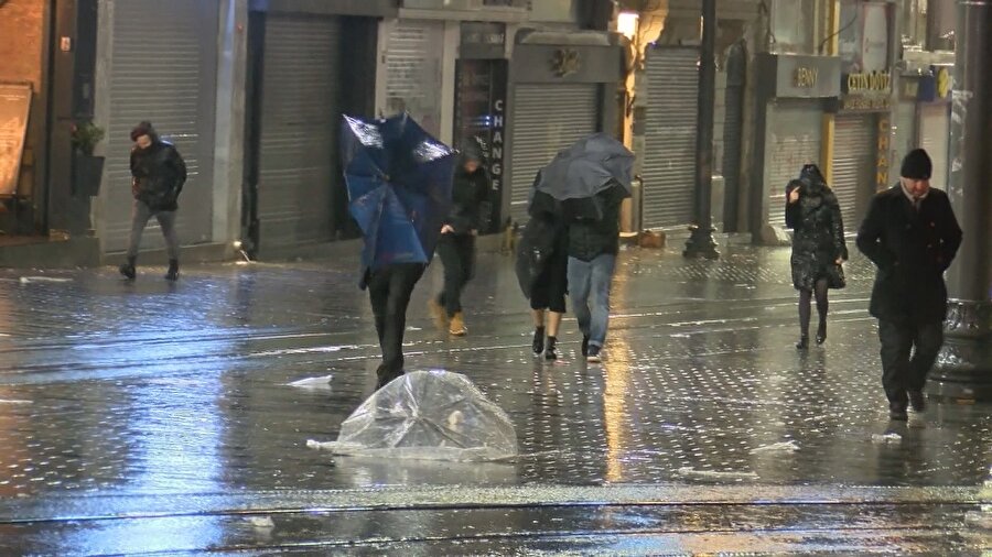 İstanbul'da sağanak yağış ve kuvvetli rüzgar vatandaşlara zor anlar yaşatırken