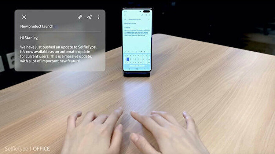 Samsung, parmak hareketlerini algılayan sanal klavye uygulaması geliştirdi
Samsung, parmak hareketlerini izlemek için yapay zekâ kullanan görünmez bir klavye geliştirdi.
SelfieType olarak isimlendirilen yeni sanal klavye, hareketleri takip etmek için dizüstü bilgisayar ve tablet kamerasından yararlanıyor.