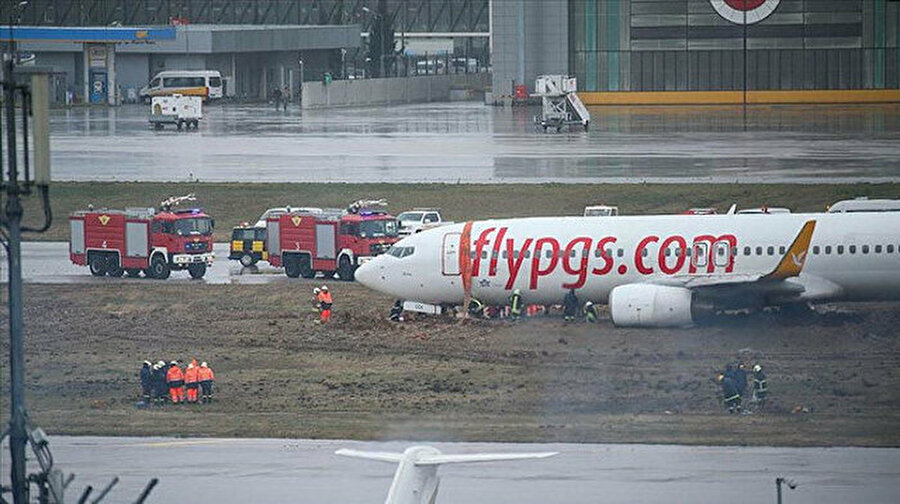 Sabiha Gökçen Havalimanı'nda uçak pistten çıktı
Boeing 737- 800 tipi yolcu uçağı iniş yaparken pistten çıktı. Olayda herhangi bir yaralanma yaşanmadı. Pistin kapanması sebebiyle THY Genel Müdürü Ekşi tarafından 15.00'e kadar seferlerini iptal edildiği duyurulmuştu. Ardından havalimanında 20.00'ye kadar uçuşların durdurulduğu açıklaması geldi.