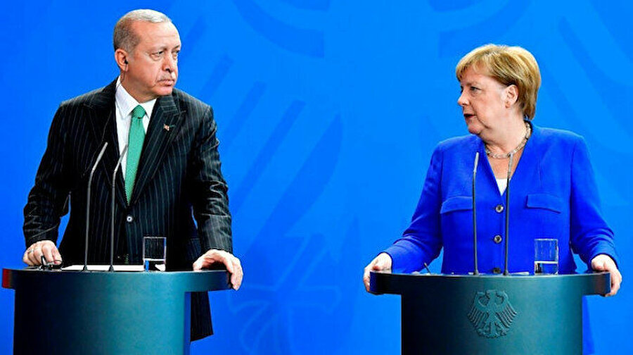 Cumhurbaşkanı Erdoğan ile Almanya Başbakanı Merkel görüştü
Cumhurbaşkanı Erdoğan ile Almanya Başbakanı Merkel telefonda görüştü. Libya ve Suriye olmak üzere bölgesel gelişmeler ve ikili ilişkiler ele alındı.