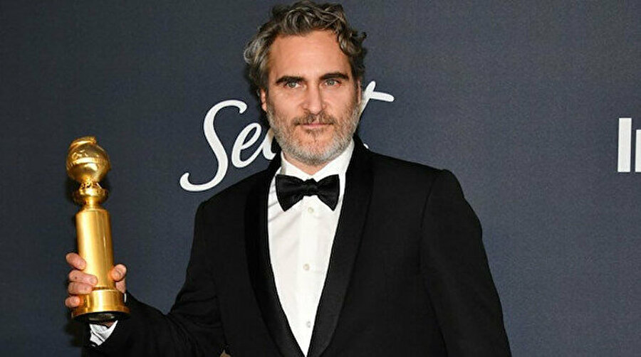 Joaquin Phoenix başarısı taçlandırıldı: Altın Küre Joker'in
Oscar'ın habercisi olan Altın Küre Ödülleri sahipleri belli oldu. Joker’de gösterdiği performansla büyük beğeni toplayan Joaquin Phoenix, En İyi Erkek Oyuncu ödülünü kazandı. Gişede beklenilenin üstünde bir başarı elde eden ve 2019 yılına damga vuran film böylece ödülle taçlandırılmış oldu.