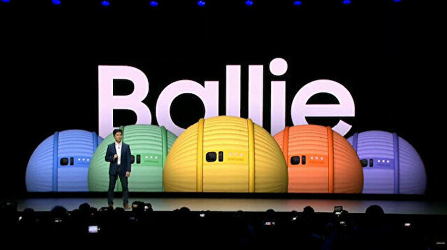 Samsung, CES 2020 kapsamında Ballie isimli yeni akıllı robotu duyurdu
Samsung'un CES 2020'deki tanıtımları devam ediyor. Tamamen çerçevesiz 8K televizyon, parmak hareketlerini takip eden görünmez klavye derken son olarak Ballie adını verdiği minik bir robotu da duyurdu.
Ev içindeki akıllı nesneleri harekete geçirebilen robot, önceden belirlenen komutları da hızlıca yerine getirebiliyor. Üstelik özelleştirme imkanı da var.