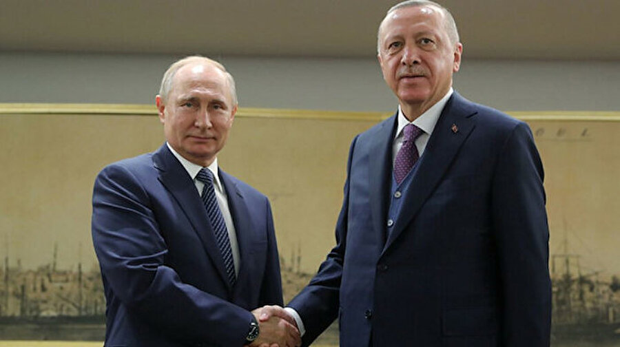 Cumhurbaşkanı Erdoğan'dan Putin'e sürpriz hediye
Cumhurbaşkanı Recep Tayyip Erdoğan ve Rusya Devlet Başkanı Vladimir Putin görüşmesi başladı. Haliç Kongre Merkezi’nde TürkAkım açılış töreni öncesinde bir görüşme gerçekleştirdi. Öte yandan 1 saat 35 dakika süren görüşmede Erdoğan, Putin'e İletişim Başkanlığınca hazırlanan "Doğu Akdeniz Denkleminde Stratejik Adım: Türkiye-Libya Mutabakatı" kitabını hediye etti.