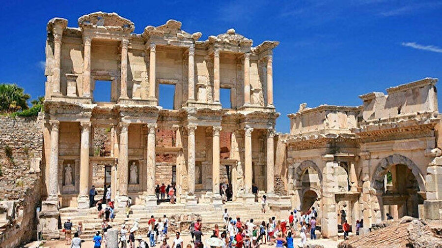 Efes Antik Kenti'ne 2 milyona yakın ziyaretçi geldi

                                    Efes Antik Kenti'ni 2019'da önceki yıla göre yüzde 22,5 artışla 1 milyon 810 bin kişi ziyaret etti. Efes'in en düşük ziyaretçi aldığı ay, 53 bin 505 ile ocak oldu, ağustos ayında ise 231 bin 189 ziyaretçi sayısıyla en yoğun dönem geçirildi.
                                