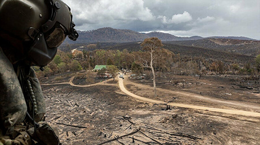 Avustralya'da yangınların bir kısmı kontrol altına alındı
Avustralya'da Yeni Güney Galler eyaletinde hava sıcaklığının düşmesiyle aylardır devam eden yangınların bir kısmının kontrol altına alınmaya başlandığı açıklandı. Eyaletin Bodalla kasabası yakınlarındaki yangınla mücadele ekibinin başındaki Dale McLean, yaptığı açıklamada sıcaklığı düşmesi ve rüzgar hızının yavaşlamasıyla yangınlarla daha etkili mücadele ettiklerini belirtti.