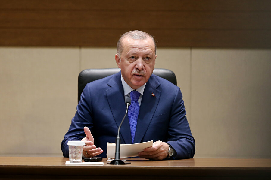 Cumhurbaşkanı Erdoğan Atatürk Havalimanı'nda açıklama yaparken