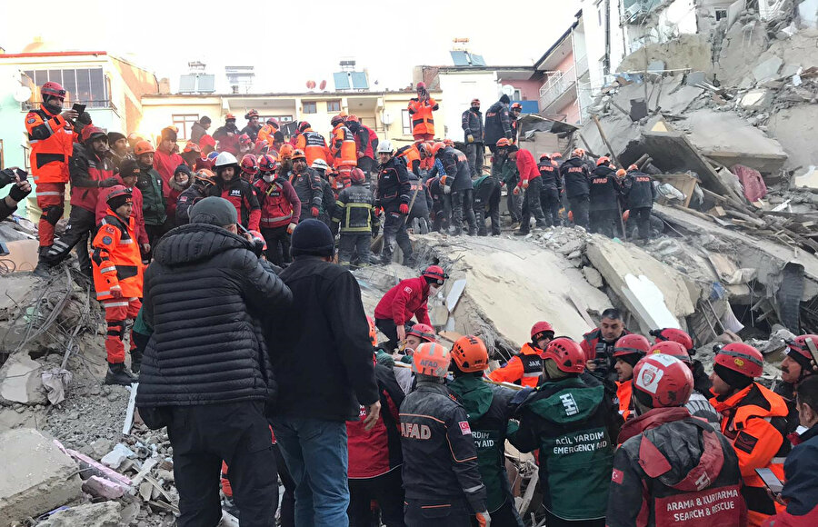 Elazığ'da arama ve kurtarma çalışmaları devam ediyor