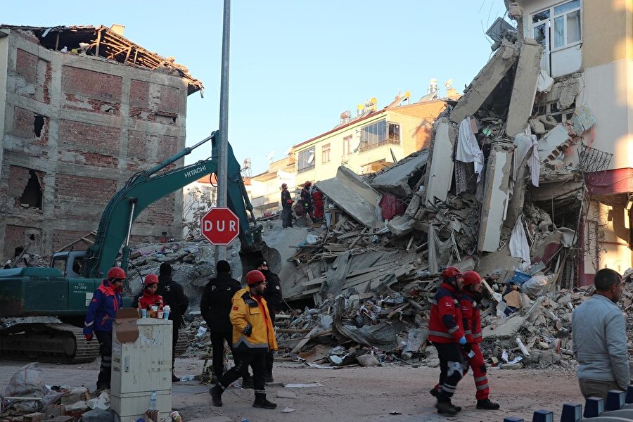 Elazığ'da depremde yıkılan bina