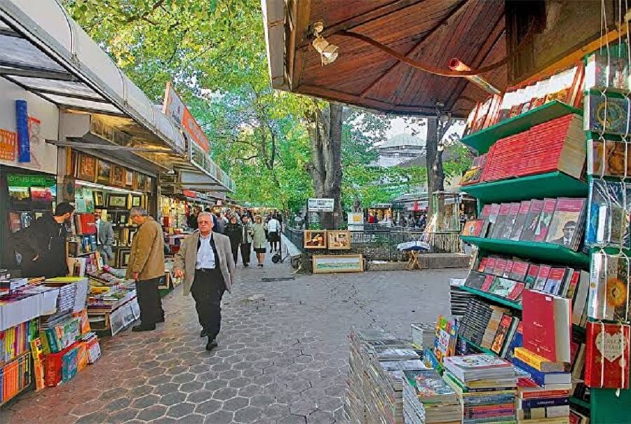 Mehmet, paltosunu giyip çarşıyı dolanmaya başladı. Esnafı tek tek inceleyecekti.