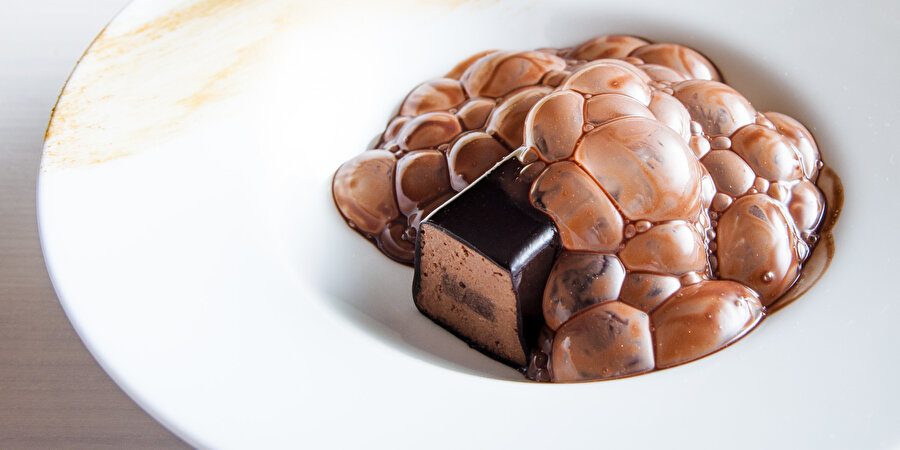 4. Andoni Aduriz / Çikolata baloncukları

                                    
                                    
                                    
                                    
                                    
                                    
                                    
                                    
                                    
                                    
                                    
                                    
                                    Andoni Aduriz San Sebastian, Ramón Roteta, Hilario Arbelaitz, jean louis neichel, juan mari arzak gibi dünyaca ünlü şeflerle vakit geçirip onlardan öğrenme fırsatı bulan ispanyol şef andoni aduriz, uluslararası gastronomi yayınlarında “son zamanların en iyi gastronomi fenomeni” olarak adlandırılmış. Aduriz’in imza tatlısı ise: çikolata baloncukları.
                                
                                
                                
                                
                                
                                
                                
                                
                                
                                
                                
                                
                                