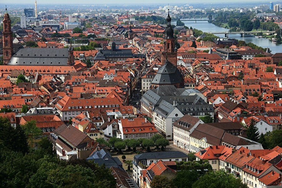 Heidelberg, Güneybatı Almanya'da yer alan bir şehirdir.