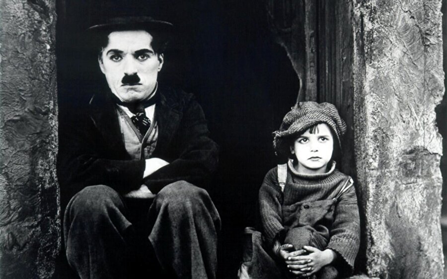 Charlie Chaplin'nin The Kid filminde bir kare.