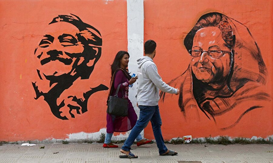 Bangladeş'in cinayete kurban giden kurucu Cumhurbaşkanı Şeyh Bangabandhu Mujibur ve kızı mevcut Bangladeş Başbakanı Şeyh Hasina'nın portreleri.