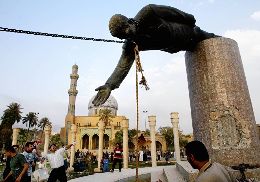 Saddam Hüseyin heykelinin devrilmesi, Ortadoğu yakın tarihindeki sembol karelerden biriydi.