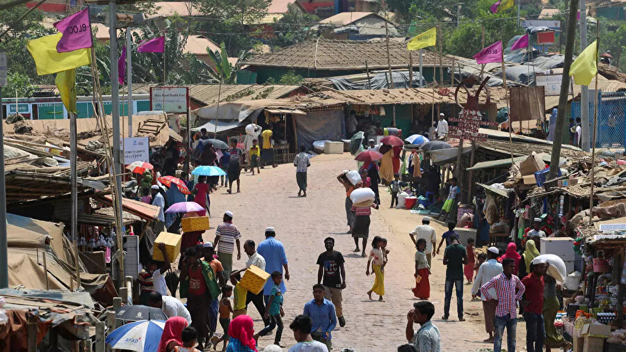 24 Mart 2020'de çekilen bu fotoğrafta Bangladeş'teki Kutupalong mülteci kampında bir pazar yeri görülüyor. STK'lar sosyal mesafeyi korumanın neredeyse imkansız olduğu kamplarda koronavirüs salgınının çok ciddi sonuçları olacağını vurguluyor.