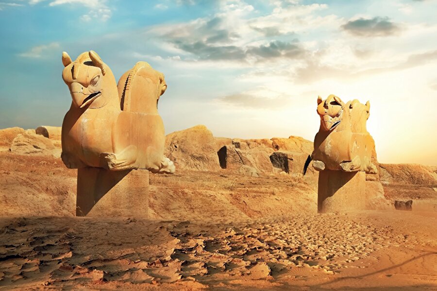 Persepolis, İran'ın Fars Eyaleti'ndeki Şiraz şehrinin 70 km kuzeydoğusundadır.